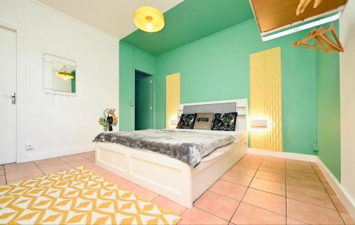 a bedroom with a bed and a green wall at Le Mambo in Noumea
