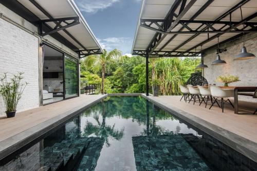 Kolam renang di atau dekat dengan Joana Pool Loft 17