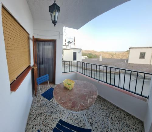 a balcony with a table and a view at Casa Holandesa in Pitres