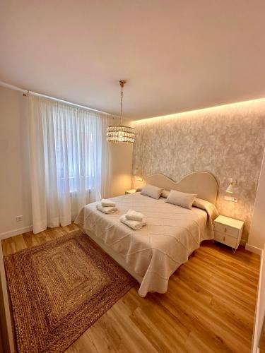 a bedroom with a large bed and a window at El Sueño de Luca, Parking gratuito centro in Logroño