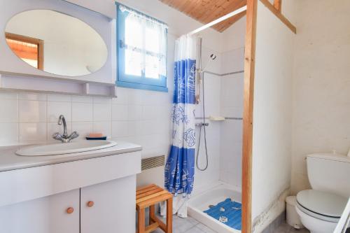 Koupelna v ubytování Maison avec terrasse - 900m plage des Sableaux