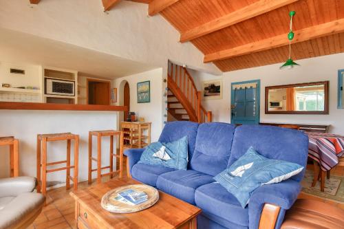 un salon avec un canapé bleu et une table dans l'établissement Maison avec terrasse - 900m plage des Sableaux, à Noirmoutier-en-l'lle