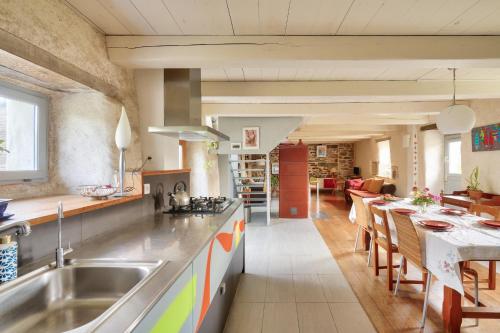 une cuisine avec un évier et un plan de travail dans l'établissement 1km de la plage, maison de charme pour 6, à Plovan