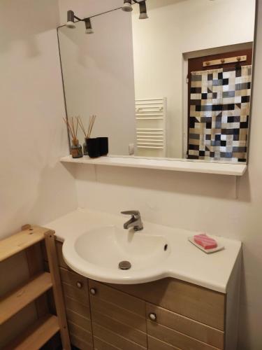 une salle de bain avec un lavabo et un miroir dans l'établissement Maison de campagne en pierres 4 personnes, à Gardonne