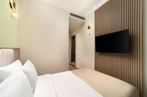 Телевизор и/или развлекательный центр в Atik Palas Hotel