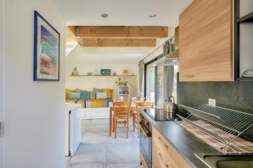 une cuisine avec un comptoir et une salle à manger dans l'établissement 1km de la plage de Plovan - Studio pour 2, à Plovan