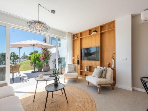 Azahara1, Panoramic views and frontline golf
