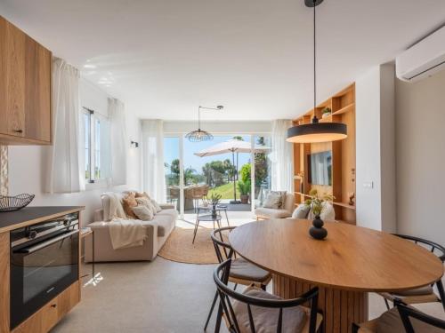 Azahara1, Panoramic views and frontline golf
