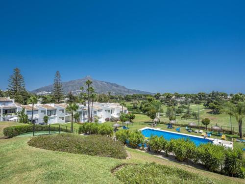 Azahara1, Panoramic views and frontline golf