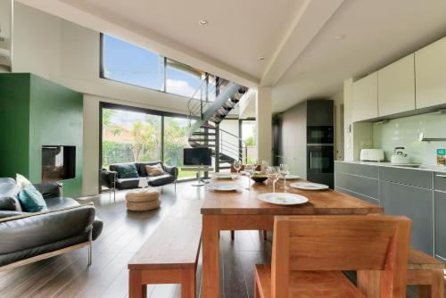 Il comprend une cuisine et un salon avec une table en bois. dans l'établissement 950m plage - Maison architecte 4 adultes - 2enfants, à Andernos-les-Bains