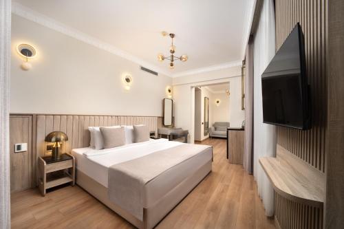 Кровать или кровати в номере Atik Palas Hotel