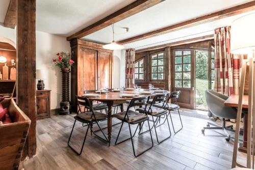 une salle à manger avec une table et des chaises en bois dans l'établissement La Poya Bas, aux Houches