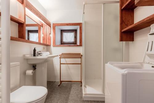 une salle de bain avec toilettes, lavabo et douche dans l'établissement La Poya Bas, aux Houches