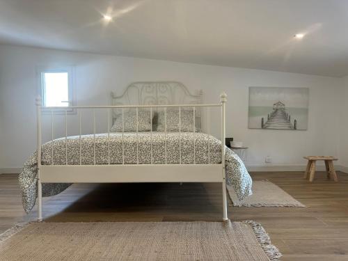 une chambre avec un lit blanc dans une pièce dans l'établissement Jolie maison au cœur du maquis, à Grosseto-Prugna