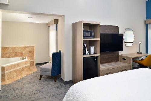 Postel nebo postele na pokoji v ubytování Holiday Inn Express Lewisburg - New Columbia by IHG