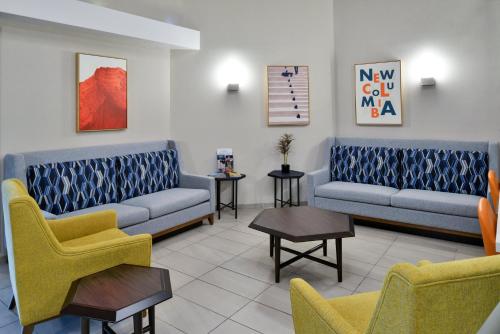 Posezení v ubytování Holiday Inn Express Lewisburg - New Columbia by IHG