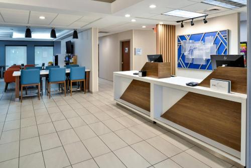TV a/nebo společenská místnost v ubytování Holiday Inn Express Lewisburg - New Columbia by IHG