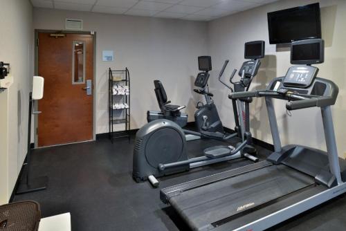 Fitness centrum a/nebo fitness zařízení v ubytování Holiday Inn Express Lewisburg - New Columbia by IHG