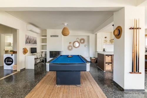 Biliardový stôl v ubytovaní Rafia Loft Loutraki - Heated Pool & Billiard I Beach