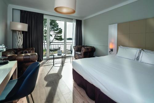 Postel nebo postele na pokoji v ubytování Hôtel Kastel - Relais Thalasso & Spa