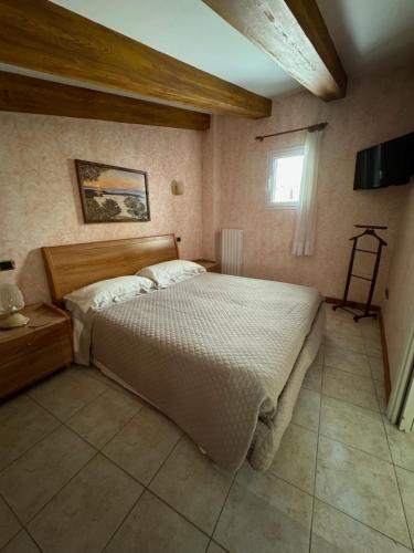 una camera da letto con un letto grande e una finestra di La Maison de Luisa a Bordighera