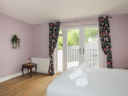 カーナーヴォンにある43 Hyfrydle Roadのベッドと大きな窓のある寝室