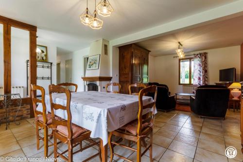 une cuisine et une salle à manger avec une table et des chaises dans l'établissement Chez Berthe, à Brinon-sur-Beuvron