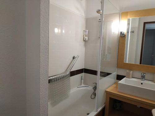 une salle de bain avec douche et lavabo dans l'établissement La Perle de l'Océan, à deux pas de la mer sans route à traverser, parking privé, piscine, à Arzon