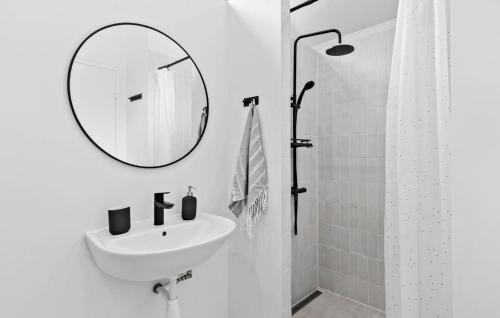 a white bathroom with a sink and a mirror at 3 Bedroom Awesome Home In Ans By in Roe