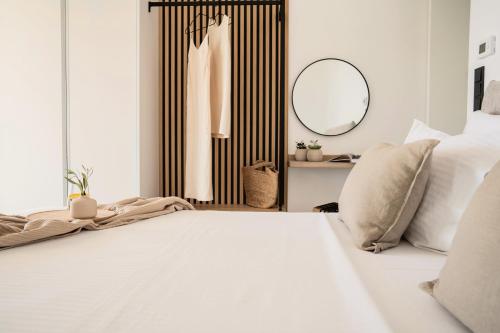 Katil atau katil-katil dalam bilik di IONAS Parga Villas - Adults Only