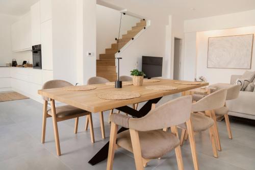 Televisyen dan/atau pusat hiburan di IONAS Parga Villas - Adults Only