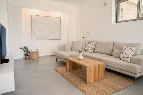 Ruang duduk di IONAS Parga Villas - Adults Only