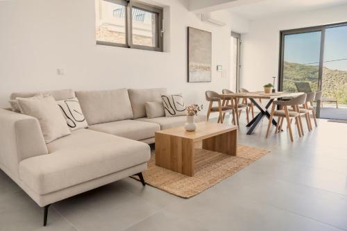 Ruang duduk di IONAS Parga Villas - Adults Only