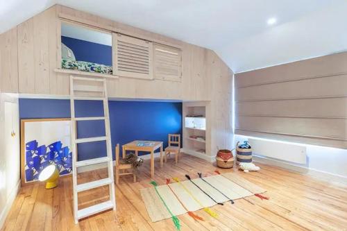 une chambre avec un lit superposé avec une échelle dans l'établissement Villa La Marine-Jacuzzi-SPA-400m de la mer, à Loctudy