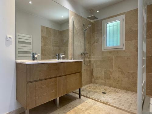 une salle de bain avec un lavabo et une douche dans l'établissement Villa Jasmin - Charming & Cosy (Sleeps 6), à Saint-Rémy-de-Provence