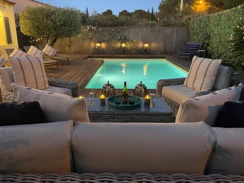 une piscine avec des chaises et une table devant dans l'établissement Villa Jasmin - Charming & Cosy (Sleeps 6), à Saint-Rémy-de-Provence