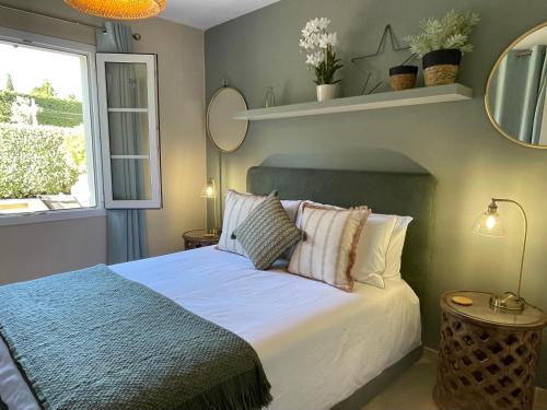 une chambre avec un lit et une fenêtre dans l'établissement Villa Jasmin - Charming & Cosy (Sleeps 6), à Saint-Rémy-de-Provence