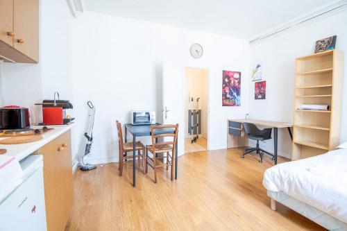 Cette chambre comprend une cuisine, un bureau et un lit. dans l'établissement Le Petit Emile Zola, à Tours