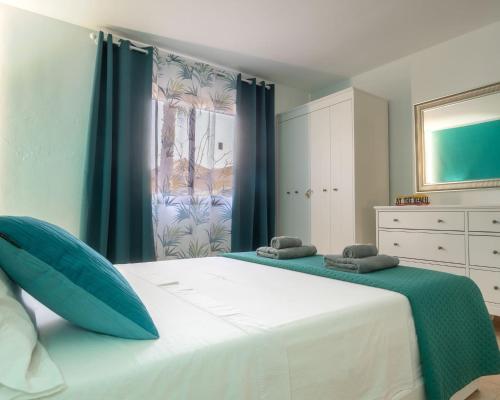 una camera con due letti blu e bianco di B-Rent Perla de Mar a Corralejo