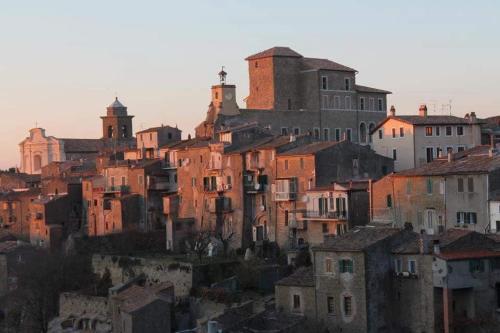 un grupo de edificios en la cima de una colina en Civico 12, en Ischia di Castro