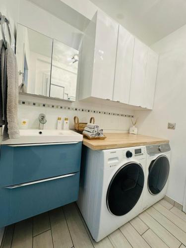 une cuisine avec une machine à laver et un évier dans l'établissement Villa Spacieuse - Paisible - Moderne- 5' Disneyland, à Montévrain