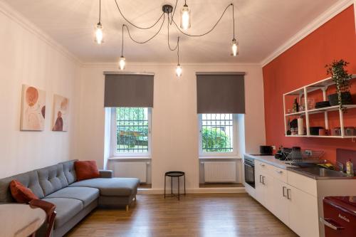 een woonkamer met een bank en een keuken bij bevoflats - Live like a local - Apartment in Kreuzberg, Graefekiez in Berlijn