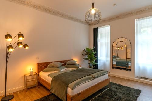 een slaapkamer met een groot bed en een groot raam bij bevoflats - Live like a local - Apartment in Kreuzberg, Graefekiez in Berlijn