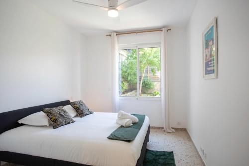 a bed in a room with a window at #54 Sea view Villa 4 BDR AC 5mins to Port BBQ in Nice