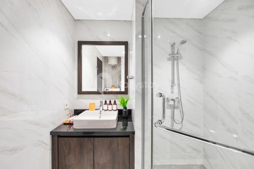 une salle de bain avec un lavabo et une douche dans l'établissement Aura by Kozystay - BSD, à Tangerang