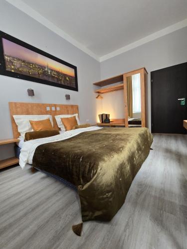 una camera da letto con un letto grande in una stanza di City Hotel Storch a Colonia