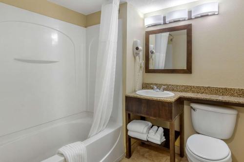 Ванная комната в Comfort Inn St Petersburg North