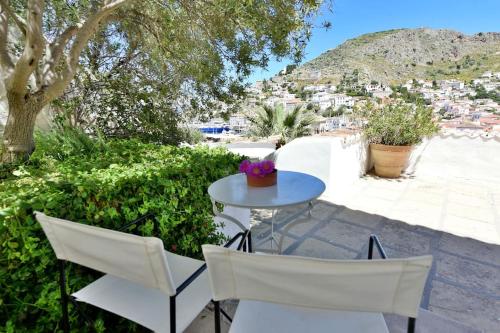 Captain’s House for 2 – Historical Home Hydra 1800