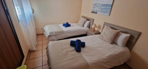 two beds in a room with blue bows on them at Apartamento vacacional Fuerteventura 1B in Cotillo