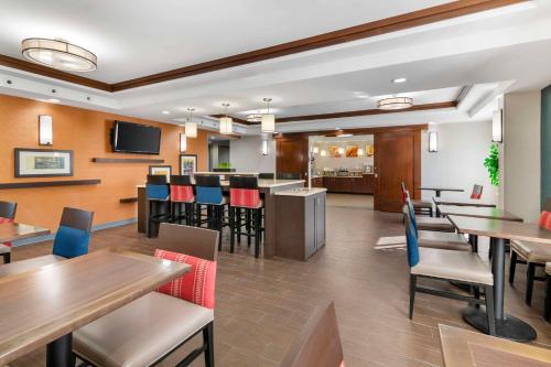 a restaurant with tables and chairs and a bar at Comfort Inn Manchester Airport in Manchester